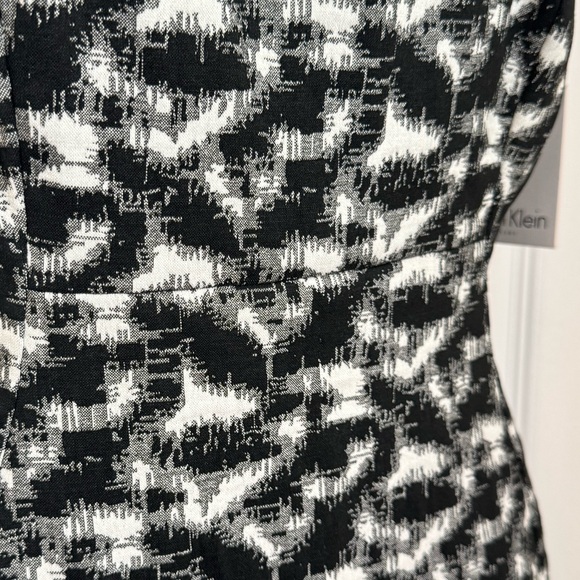 CALVIN KLEIN SHEATH DRESS. BLACK & WHITE GEOMETRIC PATTERN TEXTURED SLIMMING. - Picture 7 of 14
